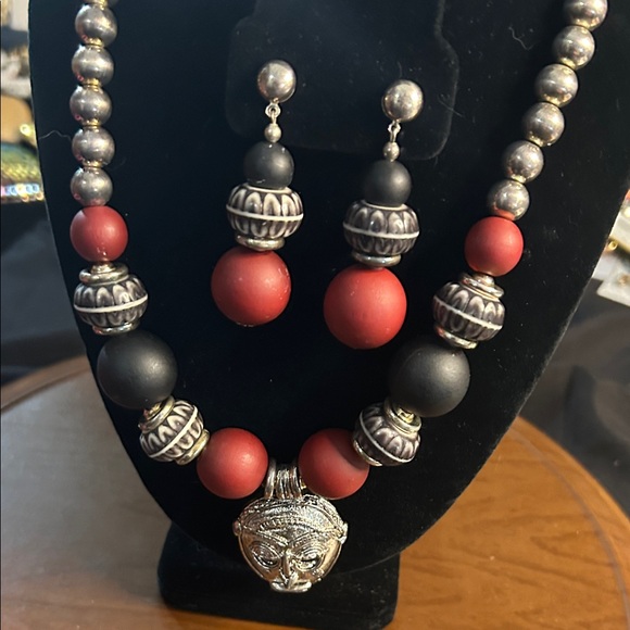 Elegant Red and Black Beaded Necklace Set! - Picture 16 of 16